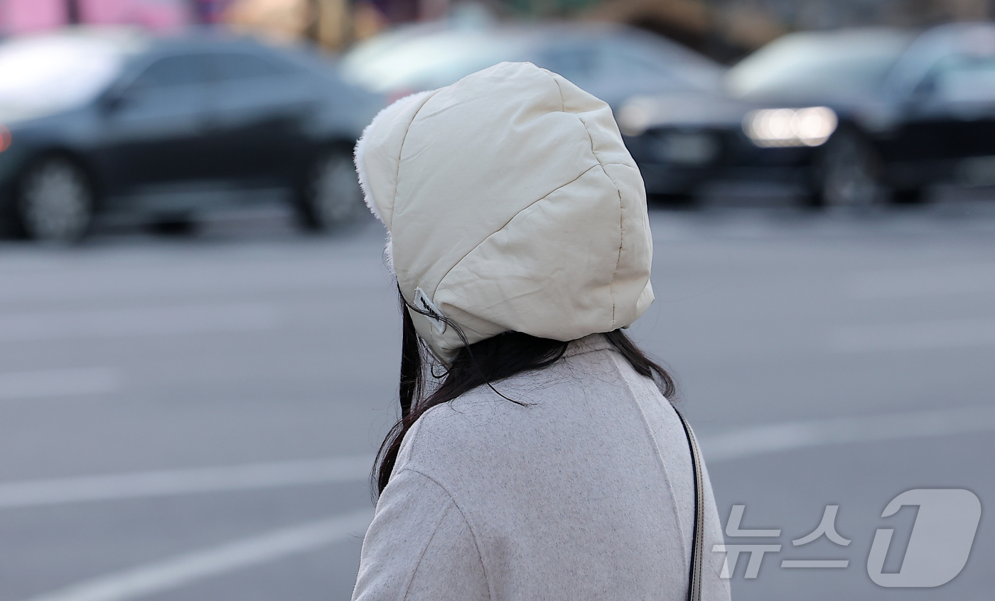 (서울=뉴스1) 김성진 기자 = 중부 내륙을 중심으로 아침 기온이 크게 떨어지며 영하 10도 안팎의 쌀쌀한 날씨를 보인 6일 오전 서울 종로구 광화문네거리에서 시민들이 출근길 발걸 …