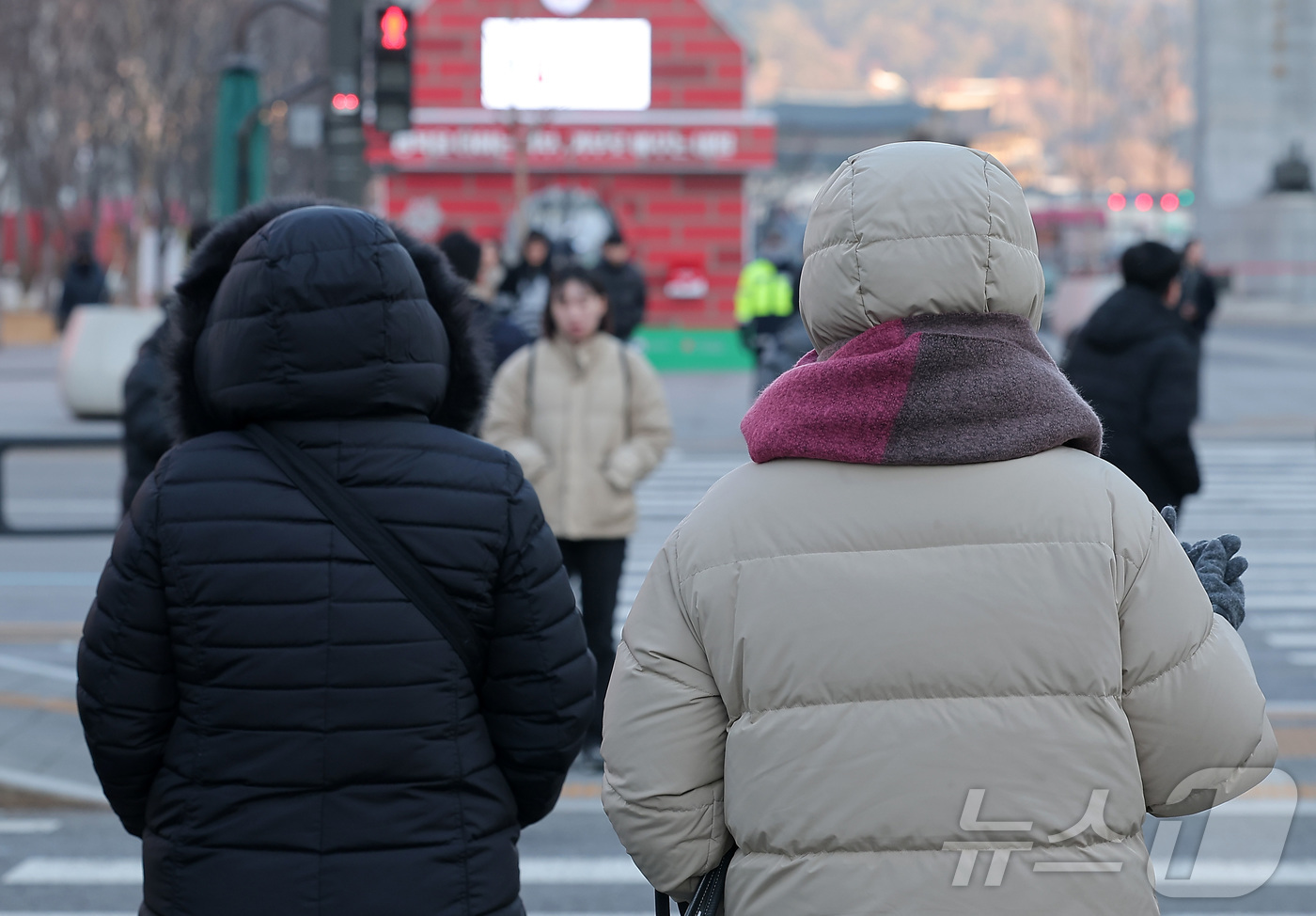 (서울=뉴스1) 김성진 기자 = 중부 내륙을 중심으로 아침 기온이 크게 떨어지며 영하 10도 안팎의 쌀쌀한 날씨를 보인 6일 오전 서울 종로구 광화문네거리에서 시민들이 출근길 발걸 …