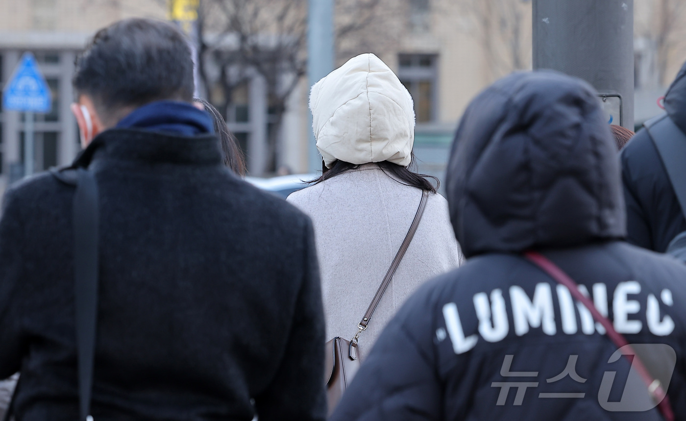(서울=뉴스1) 김성진 기자 = 중부 내륙을 중심으로 아침 기온이 크게 떨어지며 영하 10도 안팎의 쌀쌀한 날씨를 보인 6일 오전 서울 종로구 광화문네거리에서 시민들이 출근길 발걸 …