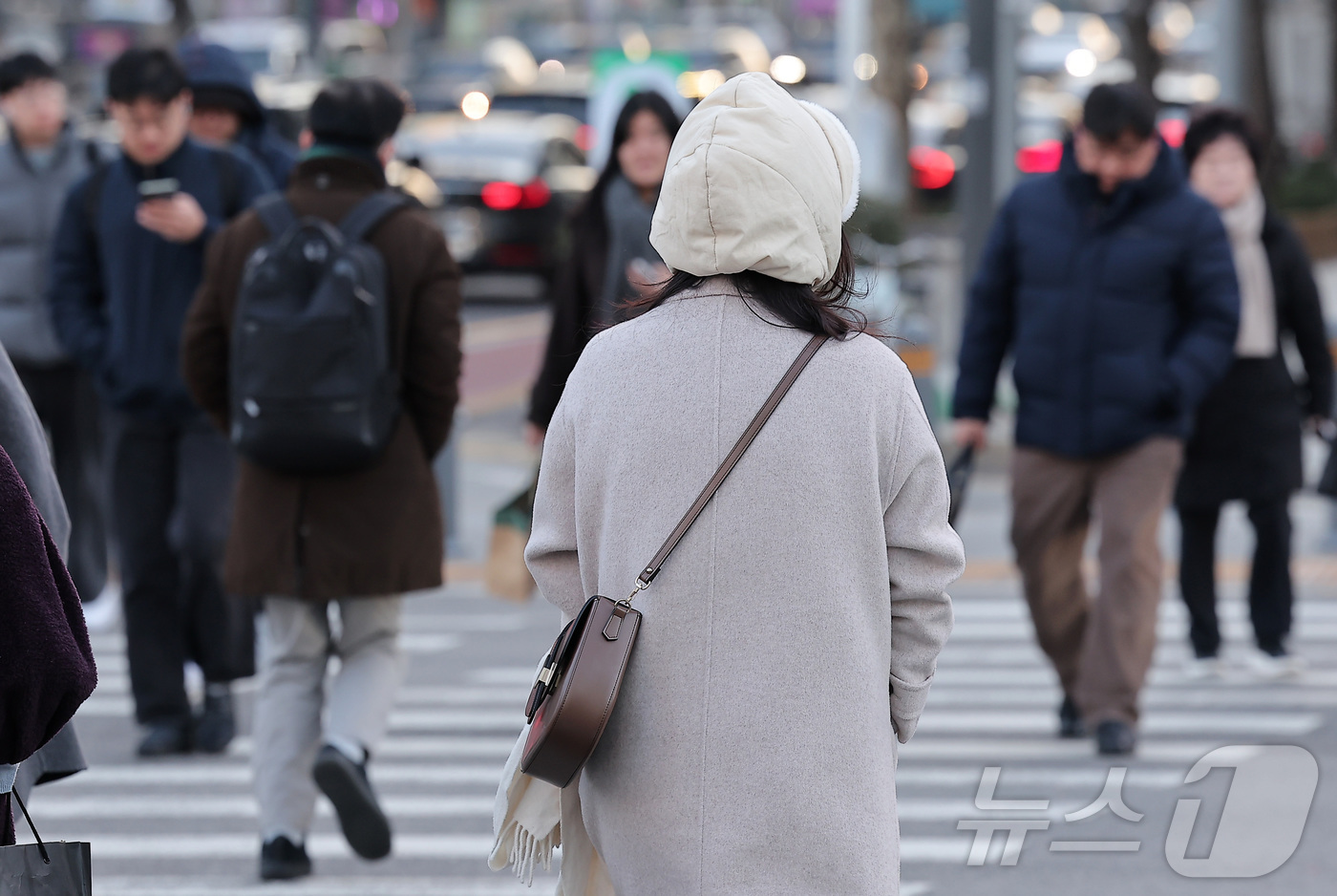 (서울=뉴스1) 김성진 기자 = 중부 내륙을 중심으로 아침 기온이 크게 떨어지며 영하 10도 안팎의 쌀쌀한 날씨를 보인 6일 오전 서울 종로구 광화문네거리에서 시민들이 출근길 발걸 …