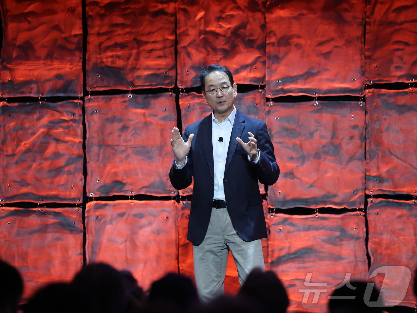 (라스베이거스=뉴스1) 황기선 기자 = 스캇 박 두산밥캣 부회장이 5일(현지시간) 미국 네바다주 라스베이거스 만달레이베이에서 열린 CES 2026 두산밥캣 미디어 컨퍼런스에서 연설 …