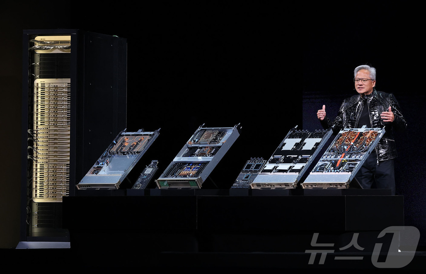 (라스베이거스=뉴스1) 황기선 기자 = 젠슨 황 엔비디아 CEO가 5일(현지시간) 미국 네바다주 라스베이거스 퐁텐블로 호텔에서 열린 엔비디아 CES 2026 라이브에서 차세대 그래 …