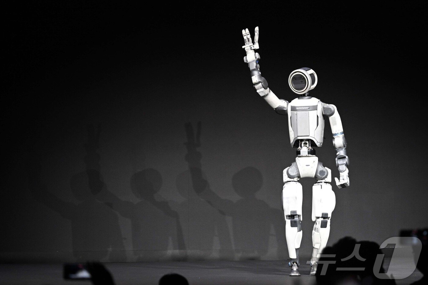 본문 이미지 - 세계 최대 가전·정보기술(IT) 전시회 'CES 2026' 개막을 하루 앞둔 5일(현지시간) 미국 네바다주 라스베이거스 만달레이베이에서 열린 현대차그룹 프레스 컨퍼런스에서 차세대 전동식 아틀라스 시제품이 손인사하고 있다. (공동취재) 2026.1.6/뉴스1 ⓒ News1 황기선 기자