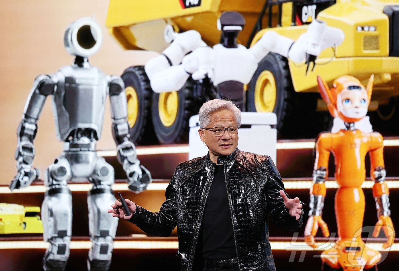 본문 이미지 - 젠슨 황 엔비디아 CEO가 5일(현지시간) 미국 네바다주 라스베이거스 퐁텐블로 호텔에서 열린 엔비디아 CES 2026 라이브에서 로봇 관련 기조연설을 하고 있다. (공동취재) 2026.1.6/뉴스1 ⓒ News1 황기선 기자