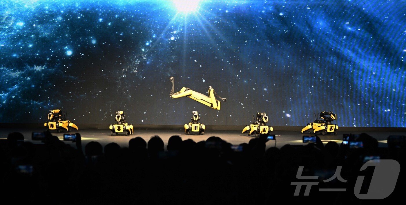 본문 이미지 - 세계 최대 가전·정보기술(IT) 전시회 'CES 2026' 개막을 하루 앞둔 5일(현지시간) 미국 네바다주 라스베이거스 만달레이베이에서 열린 현대차그룹 프레스 컨퍼런스에서 로봇개 스팟이 K팝에 맞춰 춤추고 있다. (공동취재) 2026.1.6/뉴스1 ⓒ News1 황기선 기자