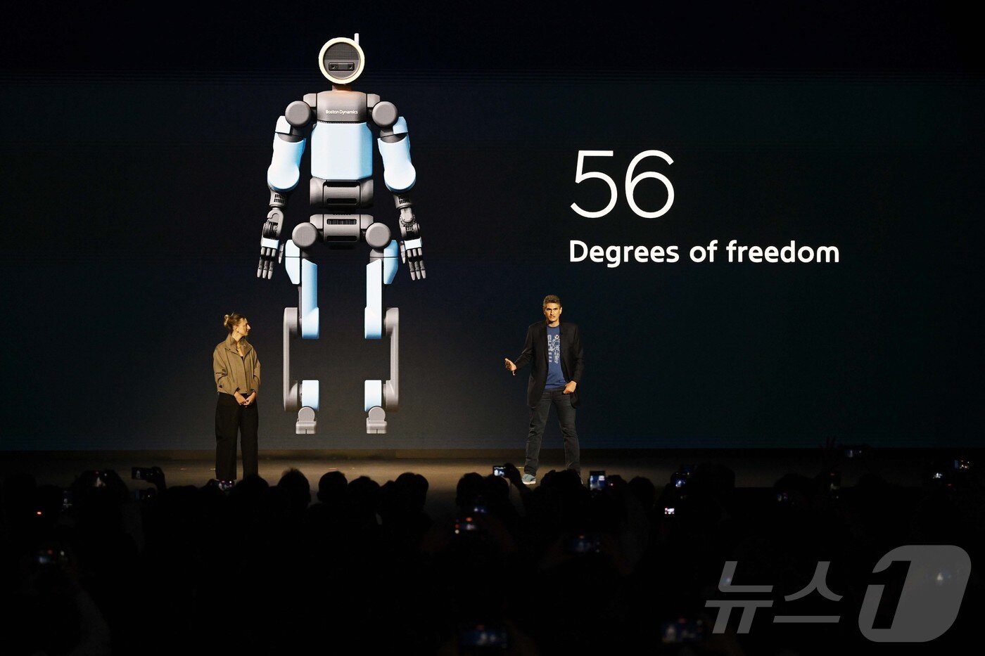 본문 이미지 - 세계 최대 가전·정보기술(IT) 전시회 'CES 2026' 개막을 하루 앞둔 5일(현지시간) 미국 네바다주 라스베이거스 만달레이베이에서 열린 현대차그룹 프레스 컨퍼런스에서 잭 잭코우스키 보스턴다이나믹스 아틀라스 개발 총괄과 아야 더빈 보스턴다이나믹스 휴머노이드 응용전략 담당이 차세대 전동식 아틀라스 개발형 모델을 소개하고 있다. (공동취재) 2026.1.6/뉴스1 ⓒ News1 황기선 기자