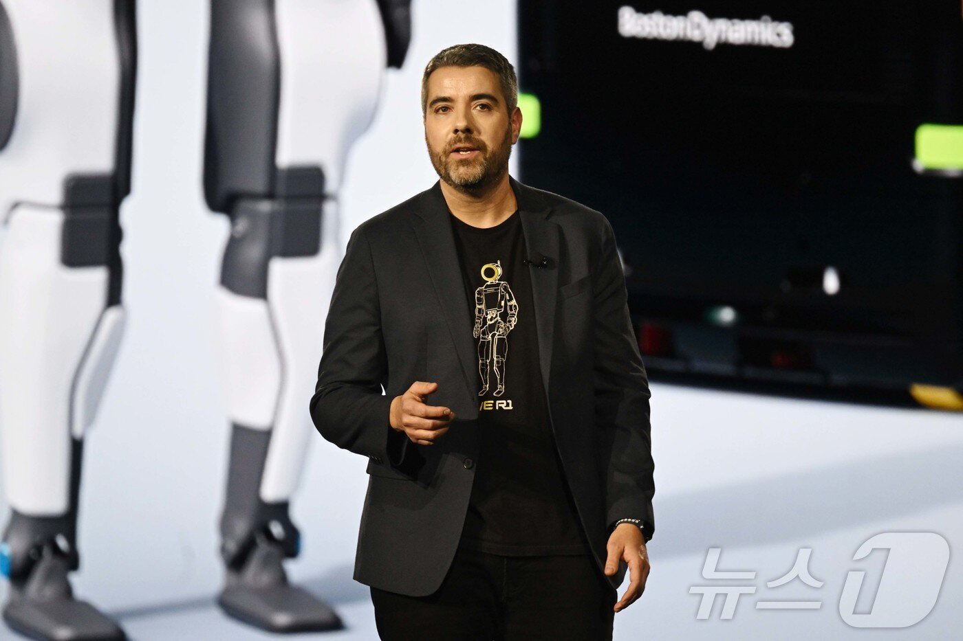 본문 이미지 - 세계 최대 가전·정보기술(IT) 전시회 'CES 2026' 개막을 하루 앞둔 5일(현지시간) 미국 네바다주 라스베이거스 만달레이베이에서 열린 현대차그룹 프레스 컨퍼런스에서 알베르토 로드리게즈 보스턴다이나믹스 아틀라스 행동정책 담당이 기조연설하고 있다. (공동취재) 2026.1.6/뉴스1 ⓒ News1 황기선 기자