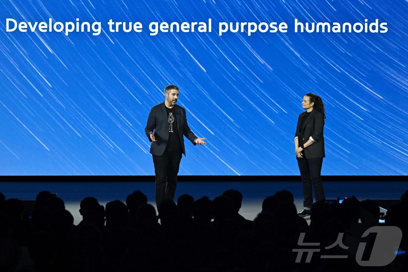 본문 이미지 - 세계 최대 가전·정보기술(IT) 전시회 'CES 2026' 개막을 하루 앞둔 5일(현지시간) 미국 네바다주 라스베이거스 만달레이베이에서 열린 현대차그룹 프레스 컨퍼런스에서 알베르토 로드리게즈 보스턴다이나믹스 아틀라스 행동정책 담당과 캐롤리나 파라다 구글 딥마인드 로보틱스 총괄이 기조연설하고 있다. (공동취재) 2026.1.6/뉴스1 ⓒ News1 황기선 기자