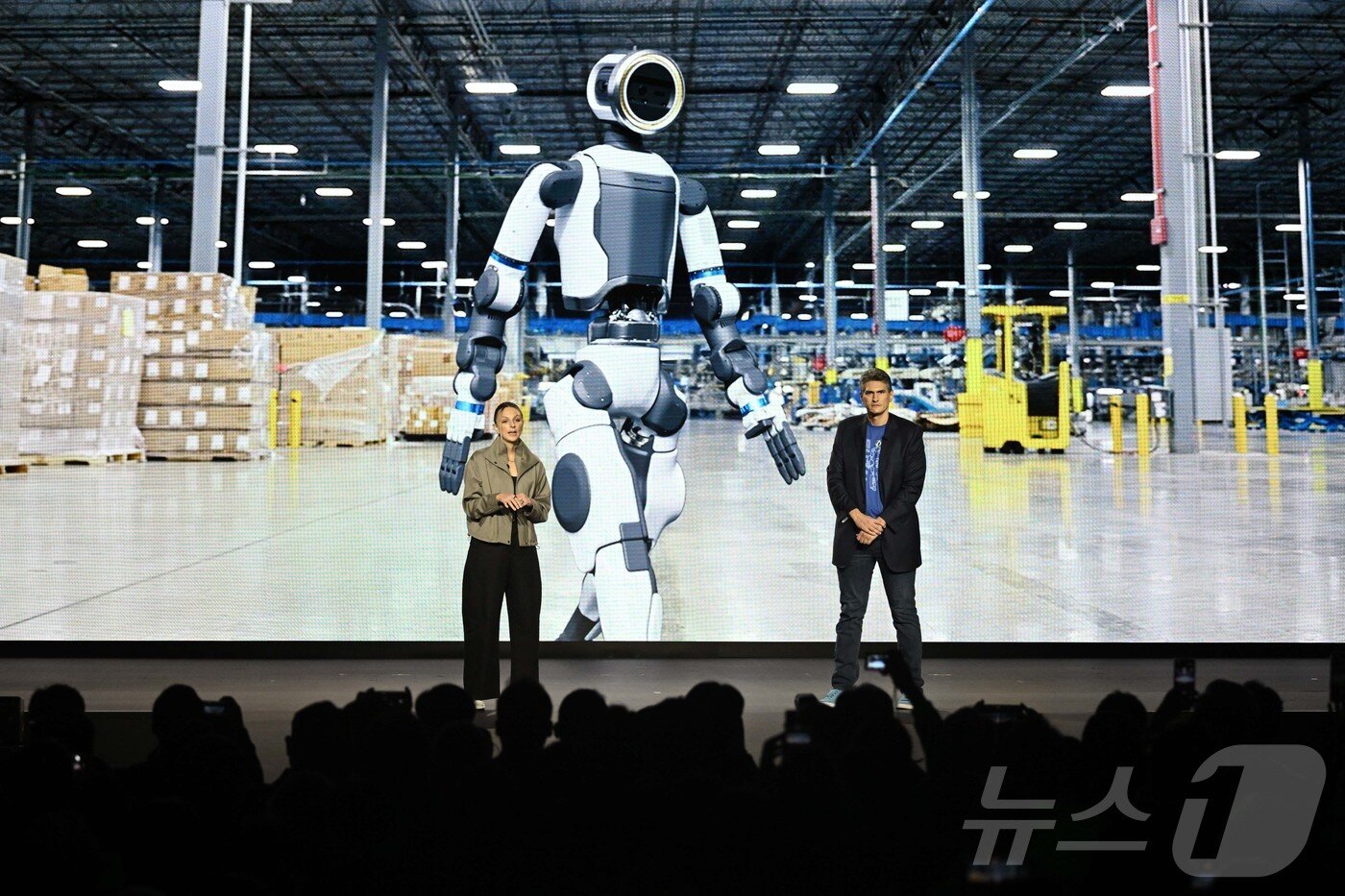 본문 이미지 - 세계 최대 가전·정보기술(IT) 전시회 'CES 2026' 개막을 하루 앞둔 5일(현지시간) 미국 네바다주 라스베이거스 만달레이베이에서 열린 현대차그룹 프레스 컨퍼런스에서 잭 잭코우스키 보스턴다이나믹스 아틀라스 개발 총괄과 아야 더빈 보스턴다이나믹스 휴머노이드 응용전략 담당이 차세대 전동식 아틀라스 개발형 모델을 소개하고 있다. (공동취재) 2026.1.6/뉴스1 ⓒ News1 황기선 기자