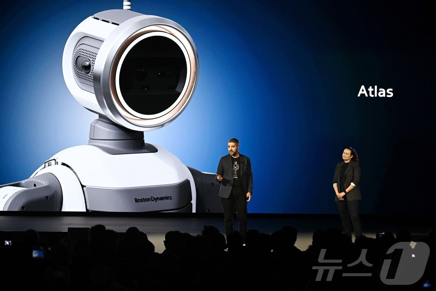 본문 이미지 - 세계 최대 가전·정보기술(IT) 전시회 'CES 2026' 개막을 하루 앞둔 5일(현지시간) 미국 네바다주 라스베이거스 만달레이베이에서 열린 현대차그룹 프레스 컨퍼런스에서 알베르토 로드리게즈 보스턴다이나믹스 아틀라스 행동정책 담당과 캐롤리나 파라다 구글 딥마인드 로보틱스 총괄이 기조연설하고 있다. (공동취재) 2026.1.6/뉴스1 ⓒ News1 황기선 기자