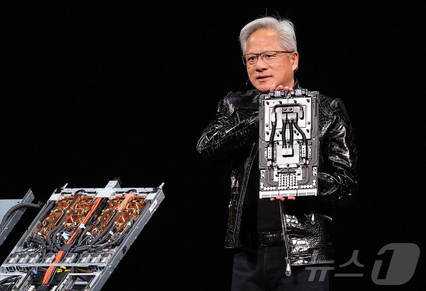 본문 이미지 - 젠슨 황 엔비디아 CEO가 5일(현지시간) 미국 네바다주 라스베이거스 퐁텐블로 호텔에서 열린 엔비디아 CES 2026 라이브에서 기조연설 도중 AI 가속기를 들어 보이고 있다. (공동취재) 2026.1.6/뉴스1 ⓒ News1 황기선 기자