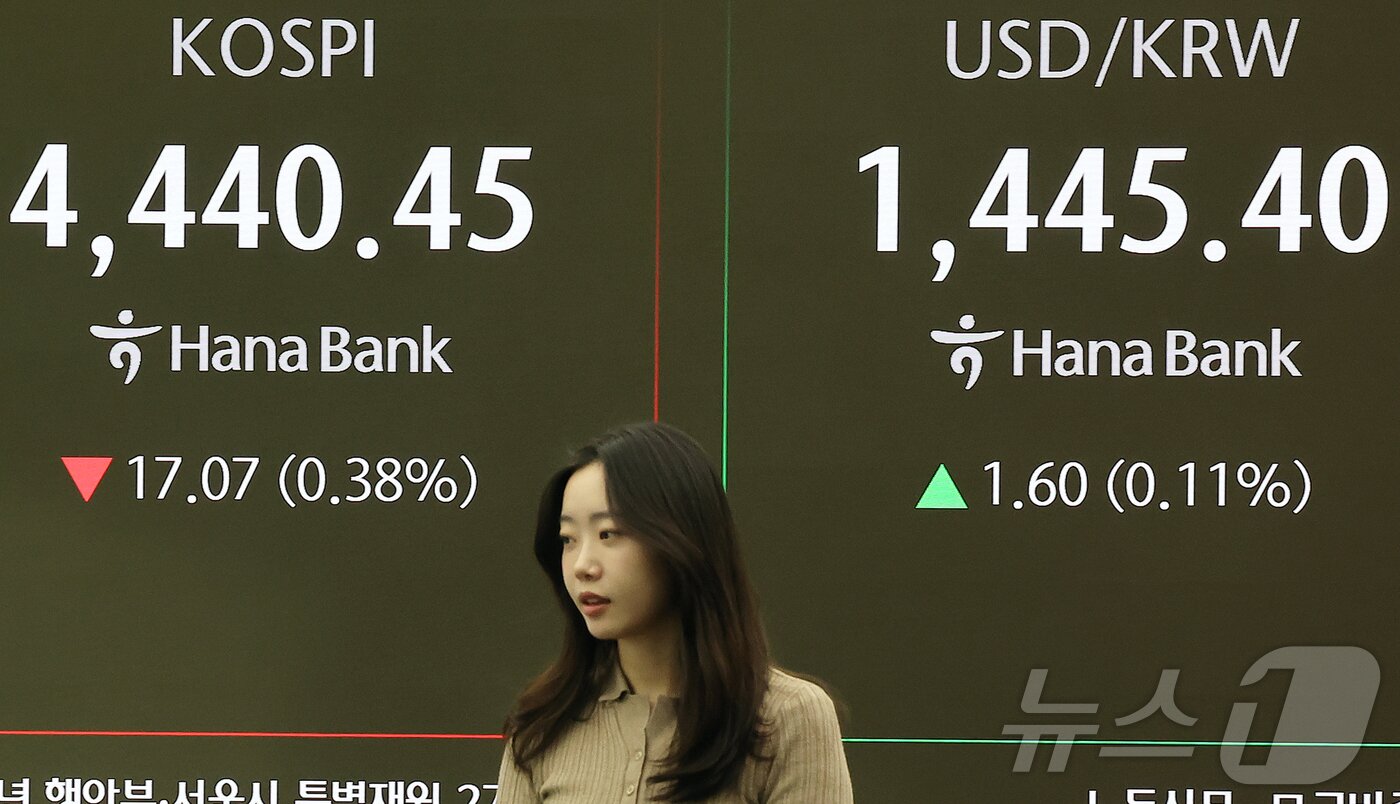 본문 이미지 - 6일 오전 서울 중구 하나은행 딜링룸 전광판에 개장 시황이 나오고 있다.  2026.1.6/뉴스1 ⓒ News1 김진환 기자