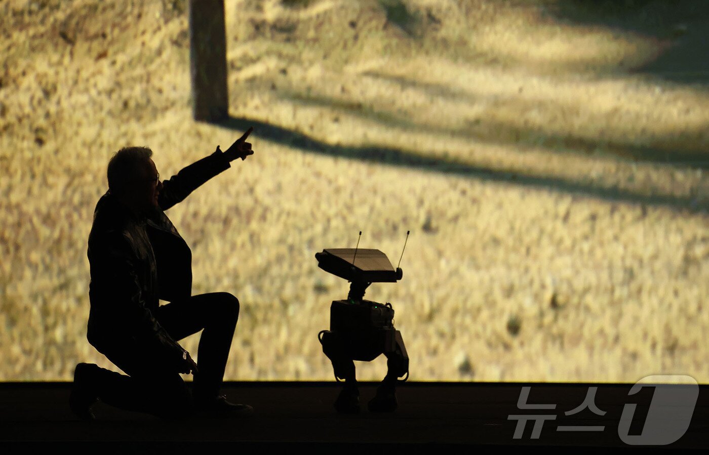 본문 이미지 - 젠슨 황 엔비디아 CEO가 5일(현지시간) 미국 네바다주 라스베이거스 퐁텐블로 호텔에서 열린 엔비디아 CES 2026 라이브에서 로봇과 함께 기조연설을 하고 있다. (공동취재) 2026.1.6/뉴스1 ⓒ News1 황기선 기자