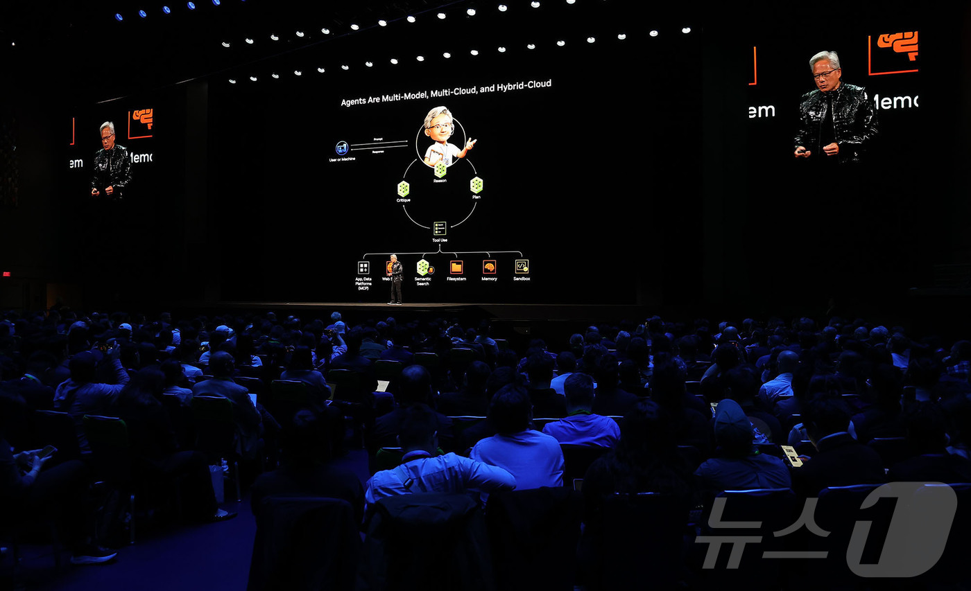 (라스베이거스=뉴스1) 황기선 기자 = 젠슨 황 엔비디아 CEO가 5일(현지시간) 미국 네바다주 라스베이거스 퐁텐블로 호텔에서 열린 엔비디아 CES 2026 라이브에서 기조연설을 …