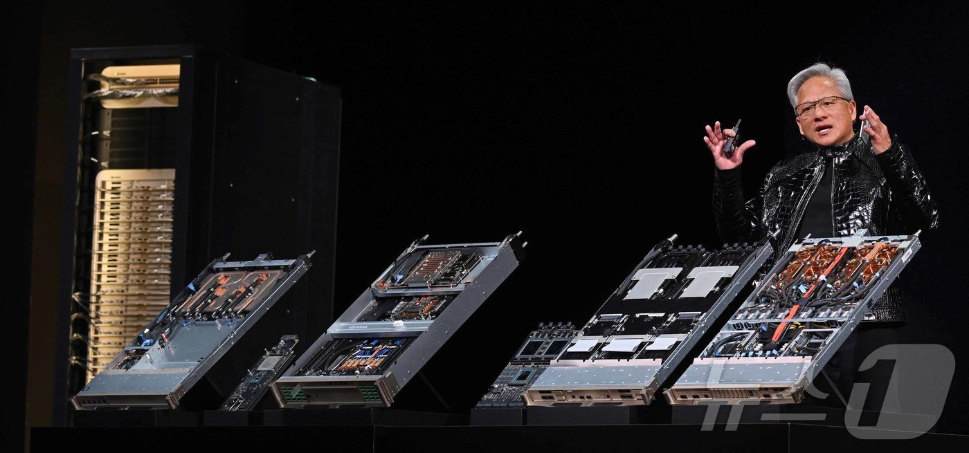 본문 이미지 - 젠슨 황 엔비디아 CEO가 5일(현지시간) 미국 네바다주 라스베이거스 퐁텐블로 호텔에서 열린 엔비디아 CES 2026 라이브에서 차세대 그래픽처리장치(GPU) 루빈과 데이터처리장치(DPU) '블루필드4' 를 소개하고 있다. (공동취재) 2026.1.6/뉴스1 ⓒ News1 황기선 기자