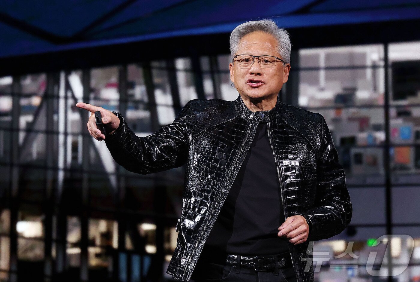 본문 이미지 - 젠슨 황 엔비디아 CEO가 5일(현지시간) 미국 네바다주 라스베이거스 퐁텐블로 호텔에서 열린 엔비디아 CES 2026 라이브에서 기조연설을 하고 있다. (공동취재) 2026.1.6/뉴스1 ⓒ News1 황기선 기자