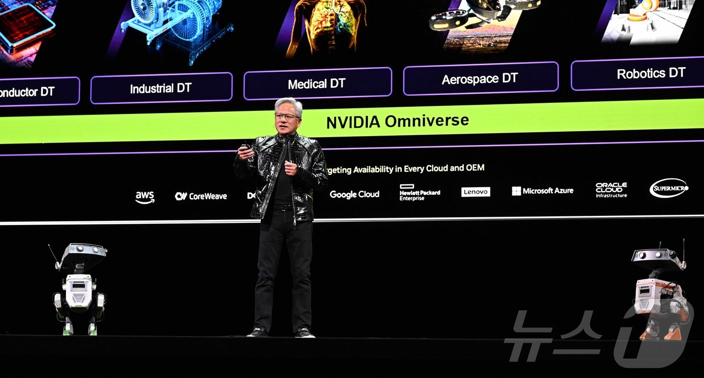 (라스베이거스=뉴스1) 황기선 기자 = 젠슨 황 엔비디아 CEO가 5일(현지시간) 미국 네바다주 라스베이거스 퐁텐블로 호텔에서 열린 엔비디아 CES 2026 라이브에서 특별연설을 …