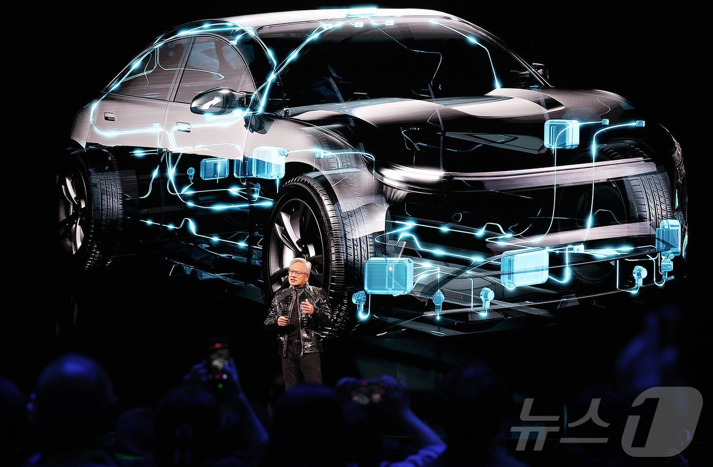 본문 이미지 - 젠슨 황 엔비디아 CEO가 5일(현지시간) 미국 네바다주 라스베이거스 퐁텐블로 호텔에서 열린 엔비디아 CES 2026 라이브에서 기조연설 도중 벤츠와의 협업에 대해 설명하고 있다. (공동취재) 2026.1.6/뉴스1 ⓒ News1 황기선 기자