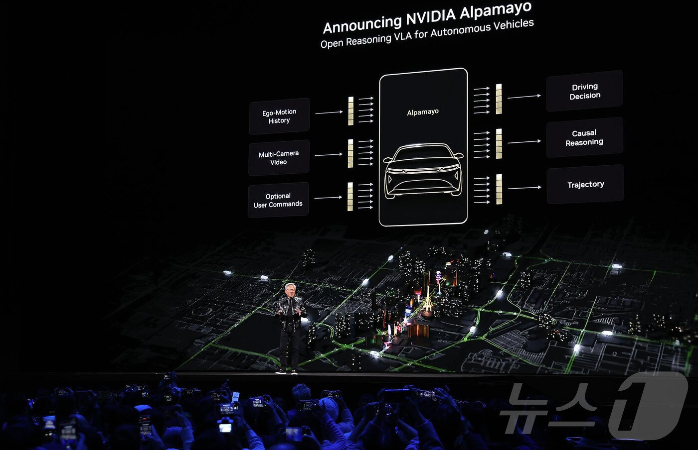본문 이미지 - 젠슨 황 엔비디아 CEO가 5일(현지시간) 미국 네바다주 라스베이거스 퐁텐블로 호텔에서 열린 엔비디아 CES 2026 라이브에서 기조연설 도중 알파마요에 대해 설명하고 있다. (공동취재) 2026.1.6/뉴스1 ⓒ News1 황기선 기자