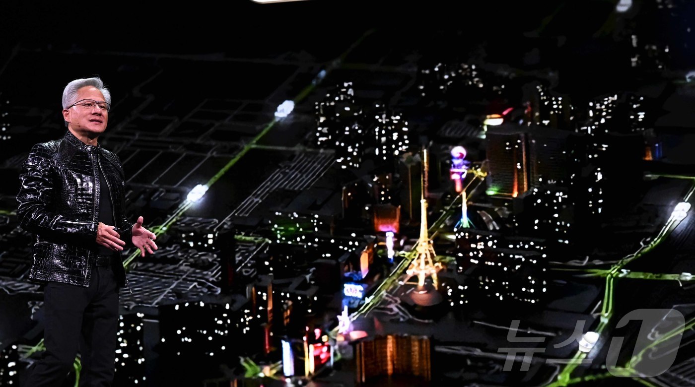 (라스베이거스=뉴스1) 황기선 기자 = 젠슨 황 엔비디아 CEO가 5일(현지시간) 미국 네바다주 라스베이거스 퐁텐블로 호텔에서 열린 엔비디아 CES 2026 라이브에서 특별연설을 …