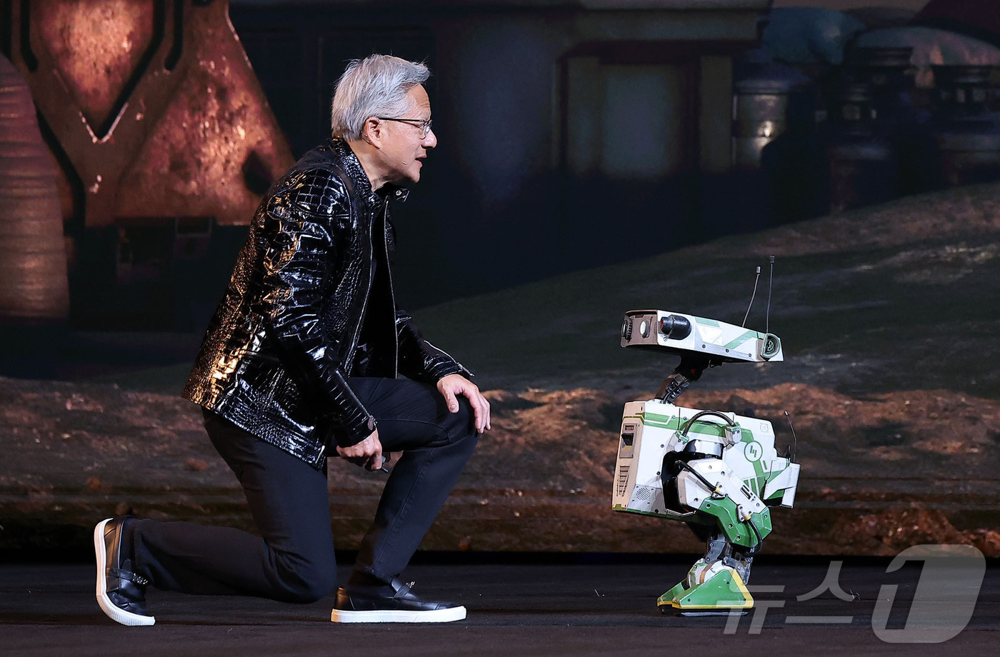 (라스베이거스=뉴스1) 황기선 기자 = 젠슨 황 엔비디아 CEO가 5일(현지시간) 미국 네바다주 라스베이거스 퐁텐블로 호텔에서 열린 엔비디아 CES 2026 라이브에서 로봇과 함께 …