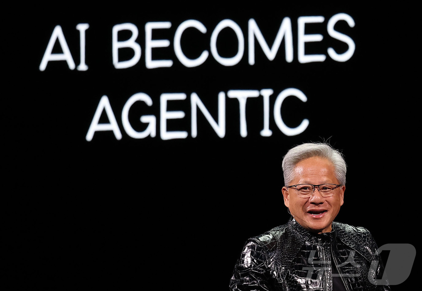 (라스베이거스=뉴스1) 황기선 기자 = 젠슨 황 엔비디아 CEO가 5일(현지시간) 미국 네바다주 라스베이거스 퐁텐블로 호텔에서 열린 엔비디아 CES 2026 라이브에서 기조연설을 …