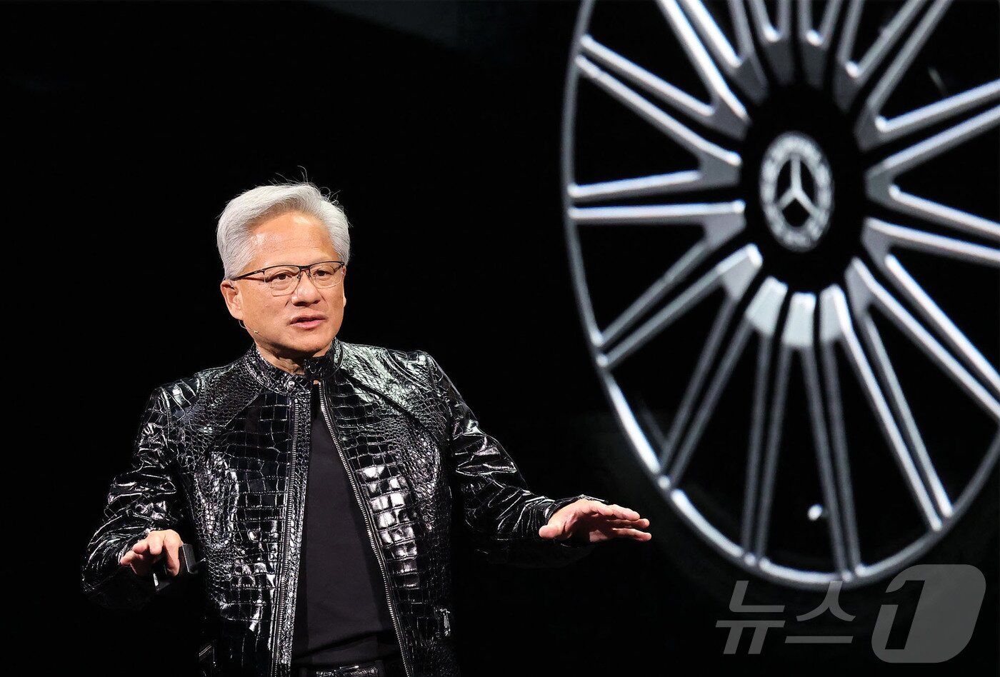본문 이미지 - 젠슨 황 엔비디아 CEO가 5일(현지시간) 미국 네바다주 라스베이거스 퐁텐블로 호텔에서 열린 엔비디아 CES 2026 라이브에서 기조연설 도중 벤츠와의 협업에 대해 설명하고 있다. (공동취재) 2026.1.6/뉴스1 ⓒ News1 황기선 기자