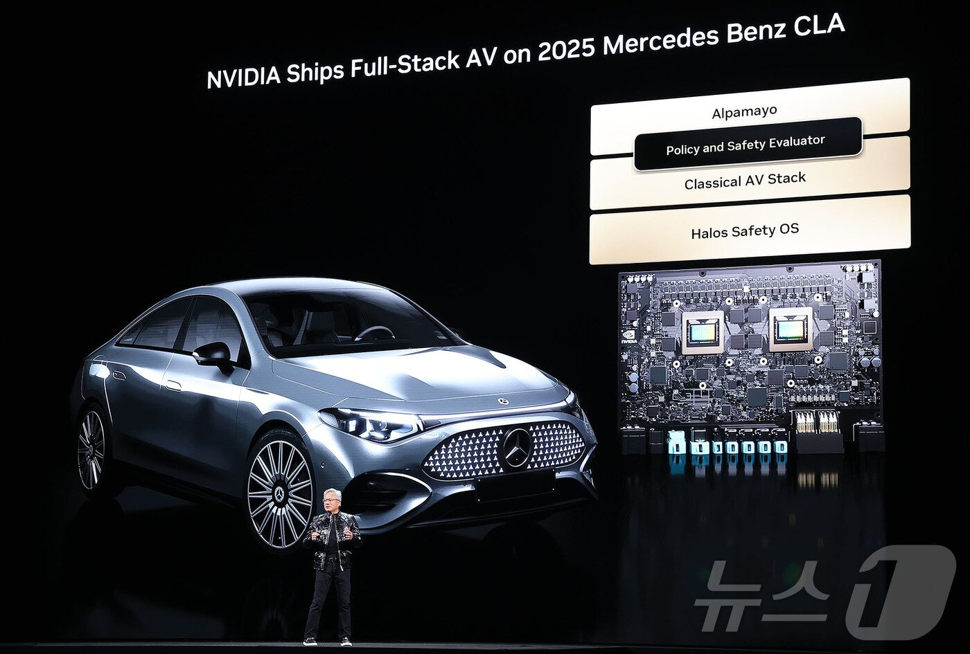 본문 이미지 - 젠슨 황 엔비디아 CEO가 5일(현지시간) 미국 네바다주 라스베이거스 퐁텐블로 호텔에서 열린 엔비디아 CES 2026 라이브에서 기조연설 도중 벤츠와의 협업에 대해 설명하고 있다. (공동취재) 2026.1.6/뉴스1 ⓒ News1 황기선 기자