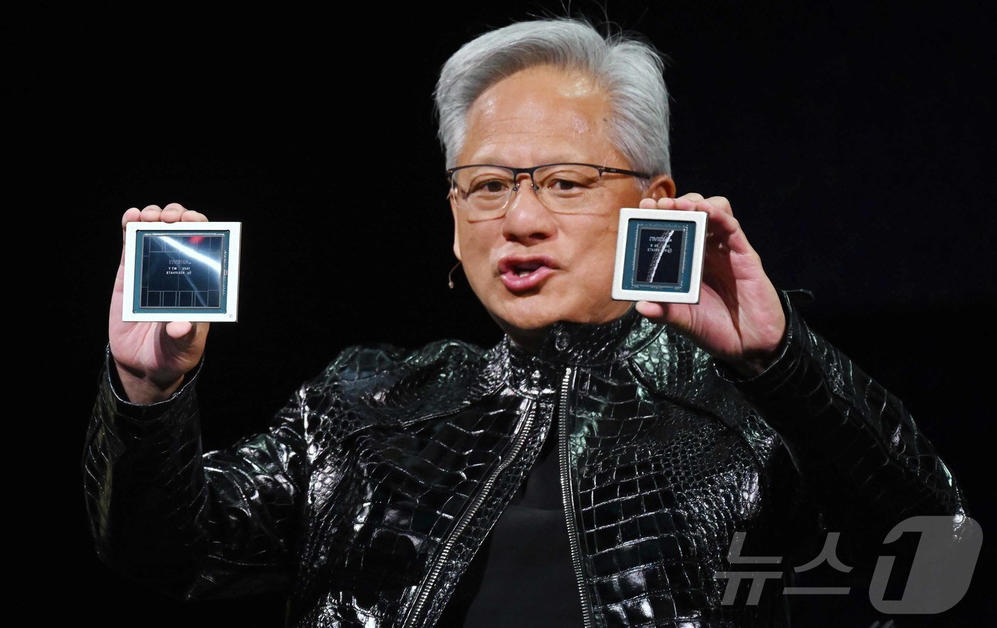 본문 이미지 - 젠슨 황 엔비디아 CEO가 5일(현지시간) 미국 네바다주 라스베이거스 퐁텐블로 호텔에서 열린 엔비디아 CES 2026 라이브에서 루빈 GPU를 선보이고 있다. (공동취재) 2026.1.6/뉴스1 ⓒ News1 황기선 기자