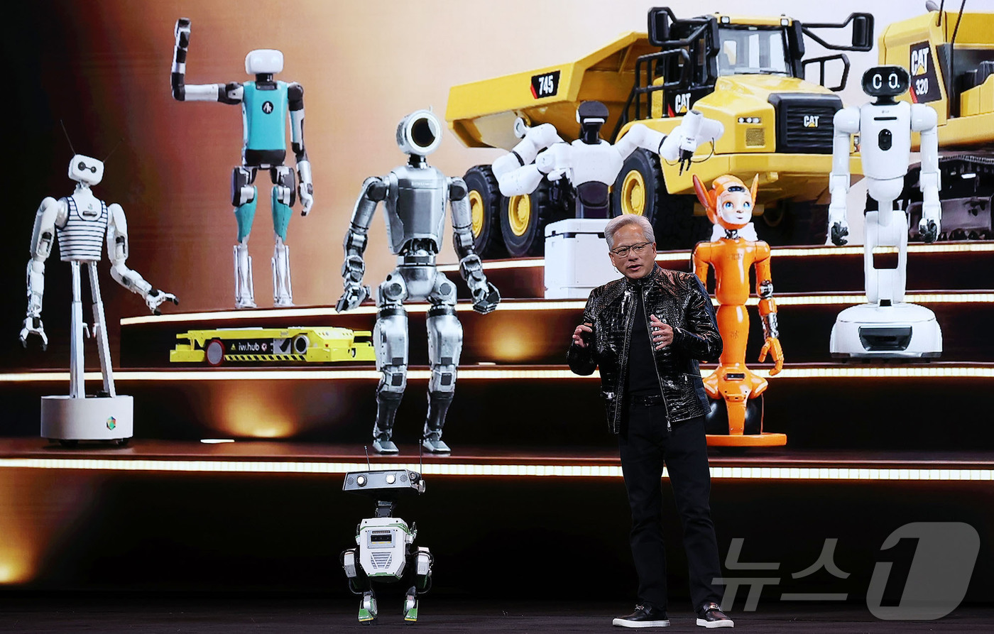 (라스베이거스=뉴스1) 황기선 기자 = 젠슨 황 엔비디아 CEO가 5일(현지시간) 미국 네바다주 라스베이거스 퐁텐블로 호텔에서 열린 엔비디아 CES 2026 라이브에서 로봇과 함께 …