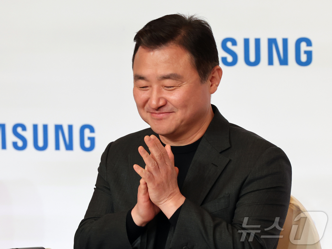 (라스베이거스=뉴스1) 황기선 기자 = 노태문 삼성전자 대표이사 사장이 5일(현지시간) 미국 라스베이거스 윈 호텔에서 열린 'CES 2026 삼성전자 기자간담회'에서 박수를 치고 …