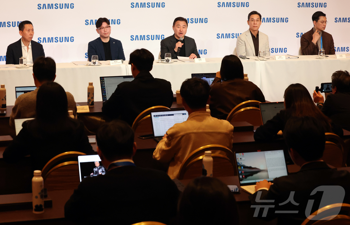 (라스베이거스=뉴스1) 황기선 기자 = 노태문 삼성전자 대표이사 사장이 5일(현지시간) 미국 라스베이거스 윈 호텔에서 열린 'CES 2026 삼성전자 기자간담회'에서 모두발언을 하 …