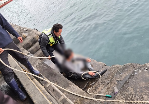 모슬포항 앞바다에 '풍덩'…수협 직원들 밧줄 던져 생명 구해