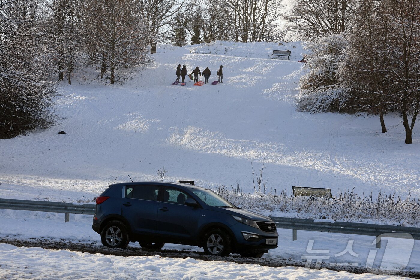 본문 이미지 - 영국 기상청이 한파 건강 경보를 발령한 가운데 북아일랜드 발리미나에서 아이들이 5일(현지시간) 눈 속에서 놀고 있다. 2025.1.5 ⓒ 로이터=뉴스1 ⓒ News1 김경민 기자