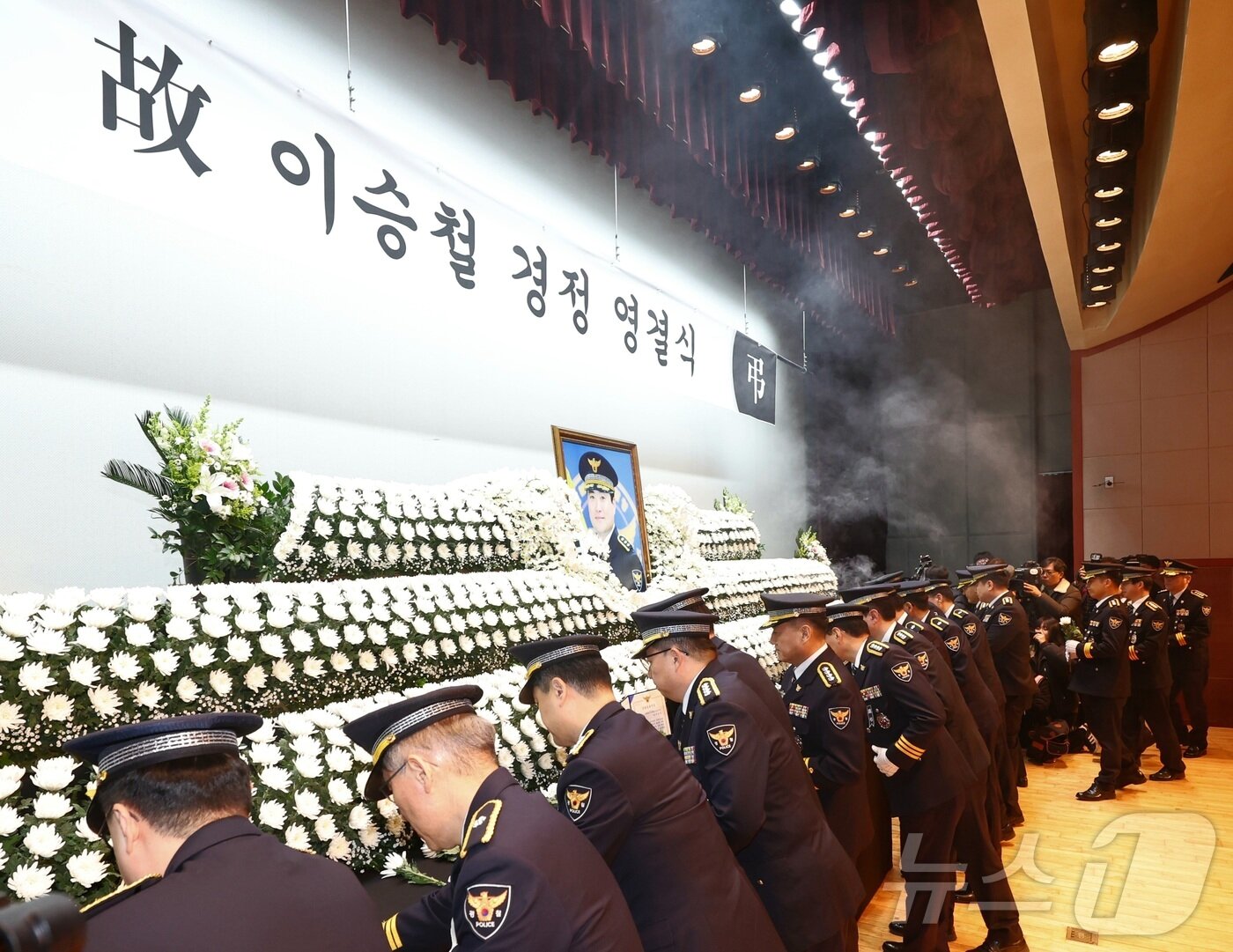 본문 이미지 - 6일 전북 전주시 전북경찰청에서 열린 고(故) 이승철 경정 영결식에서 경찰 관계자들이 헌화를 하고 있다. 2026.1.6/뉴스1 ⓒ News1 유경석 기자
