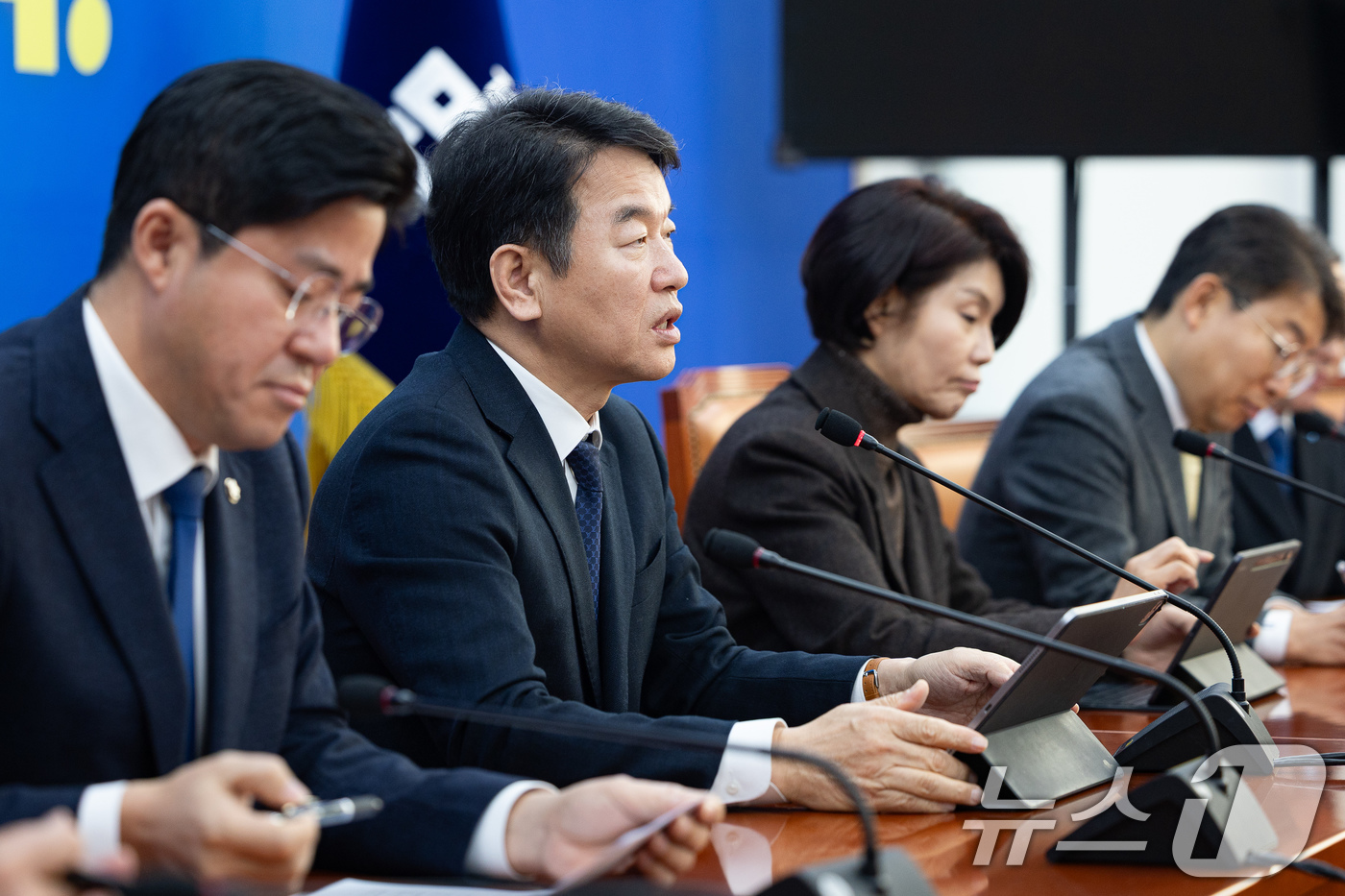 (서울=뉴스1) 유승관 기자 = 문진석 더불어민주당 원내대표 직무대행이 6일 서울 여의도 국회에서 열린 원내대책회의에서 모두 발언을 하고 있다. 2026.1.6/뉴스1