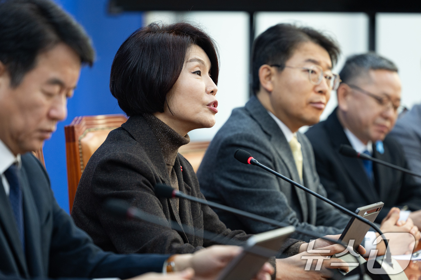 (서울=뉴스1) 유승관 기자 = 한정애 더불어민주당 정책위의장이 6일 서울 여의도 국회에서 열린 원내대책회의에서 모두 발언을 하고 있다. 2026.1.6/뉴스1