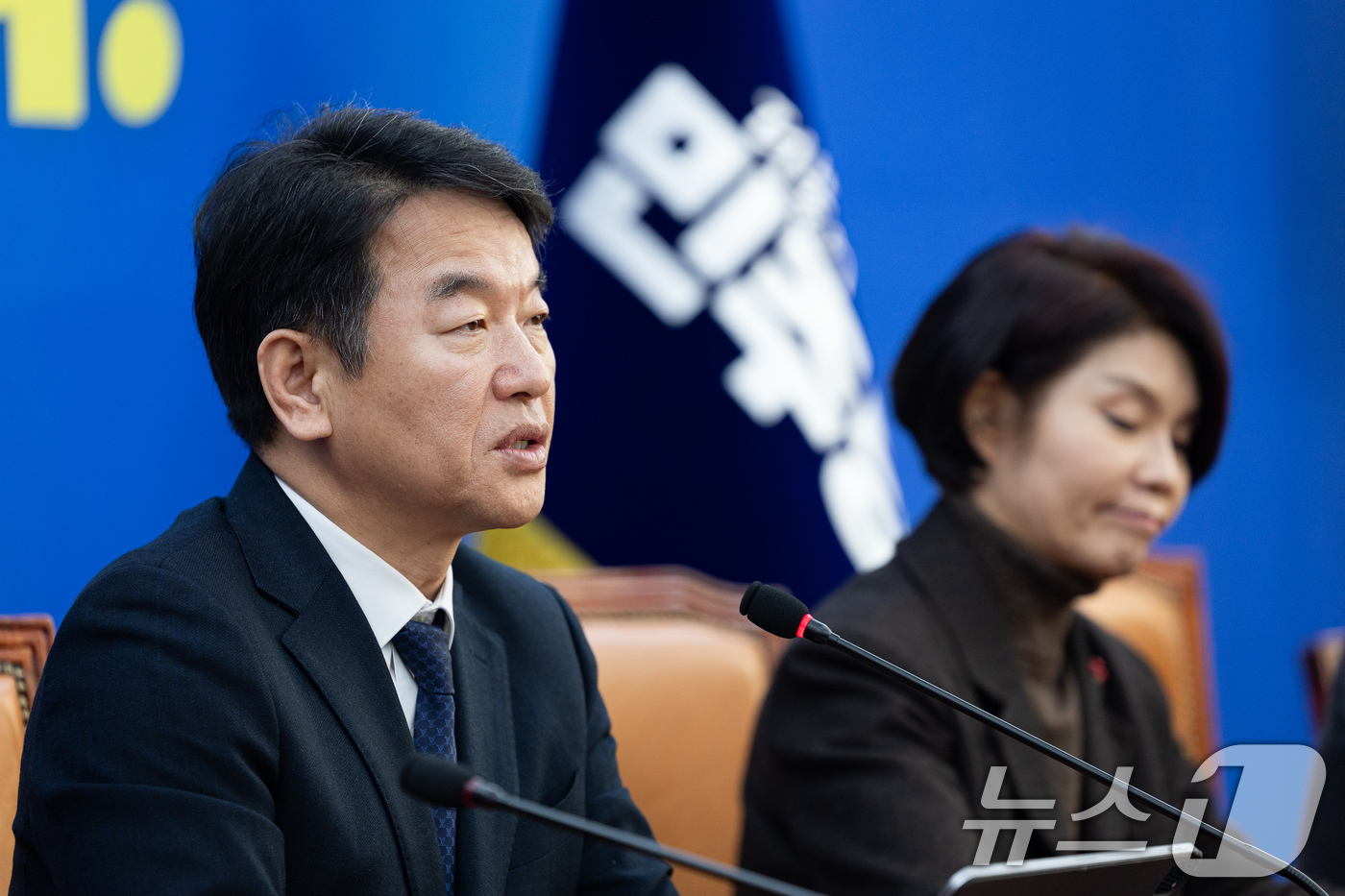 (서울=뉴스1) 유승관 기자 = 문진석 더불어민주당 원내대표 직무대행이 6일 서울 여의도 국회에서 열린 원내대책회의에서 모두 발언을 하고 있다. 2026.1.6/뉴스1