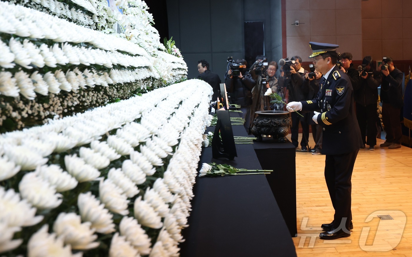 (전주=뉴스1) 유경석 기자 = 김철문 전북경찰청장이 6일 전북 전주시 전북경찰청에서 열린 고(故) 이승철 경정 영결식에서 헌화를 하고 있다.  2026.1.6/뉴스1