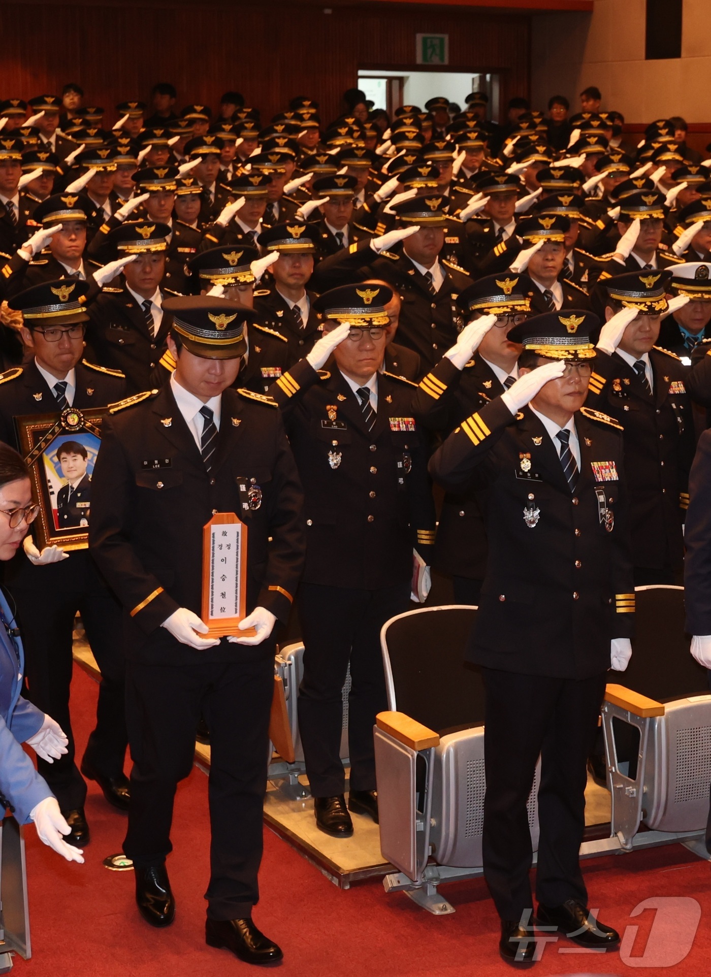 (전주=뉴스1) 유경석 기자 = 6일 전북 전주시 전북경찰청에서 열린 고(故) 이승철 경정 영결식에서 경찰 관계자들이 고인의 위패와 영정을 들고 장내로 들어서고 있다.  2026. …