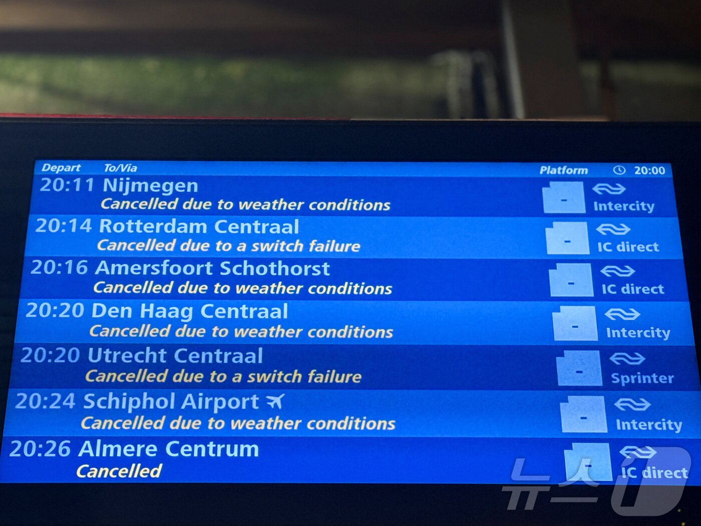 본문 이미지 - 네덜란드 암스테르담에서 폭설로 인해 여러 열차편이 5일(현지시간) 취소됐다. 2025.1.5 ⓒ 로이터=뉴스1 ⓒ News1 김경민 기자