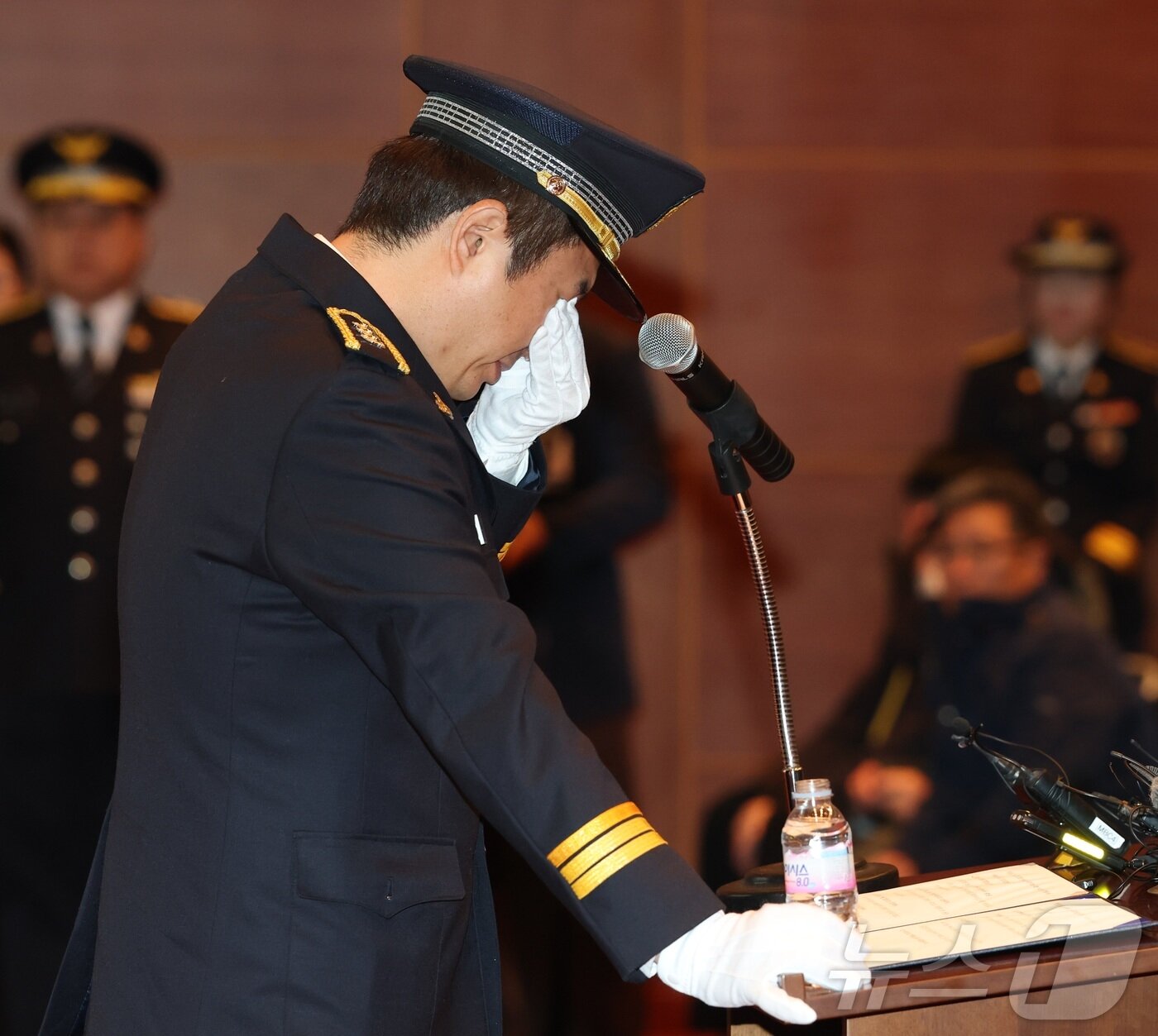 본문 이미지 - 6일 전북 전주시 전북경찰청에서 열린 고(故) 이승철 경정 영결식에서 경찰 관계자가 고인의 약력보고 중 눈물을 닦고 있다. ⓒ News1 유경석 기자
