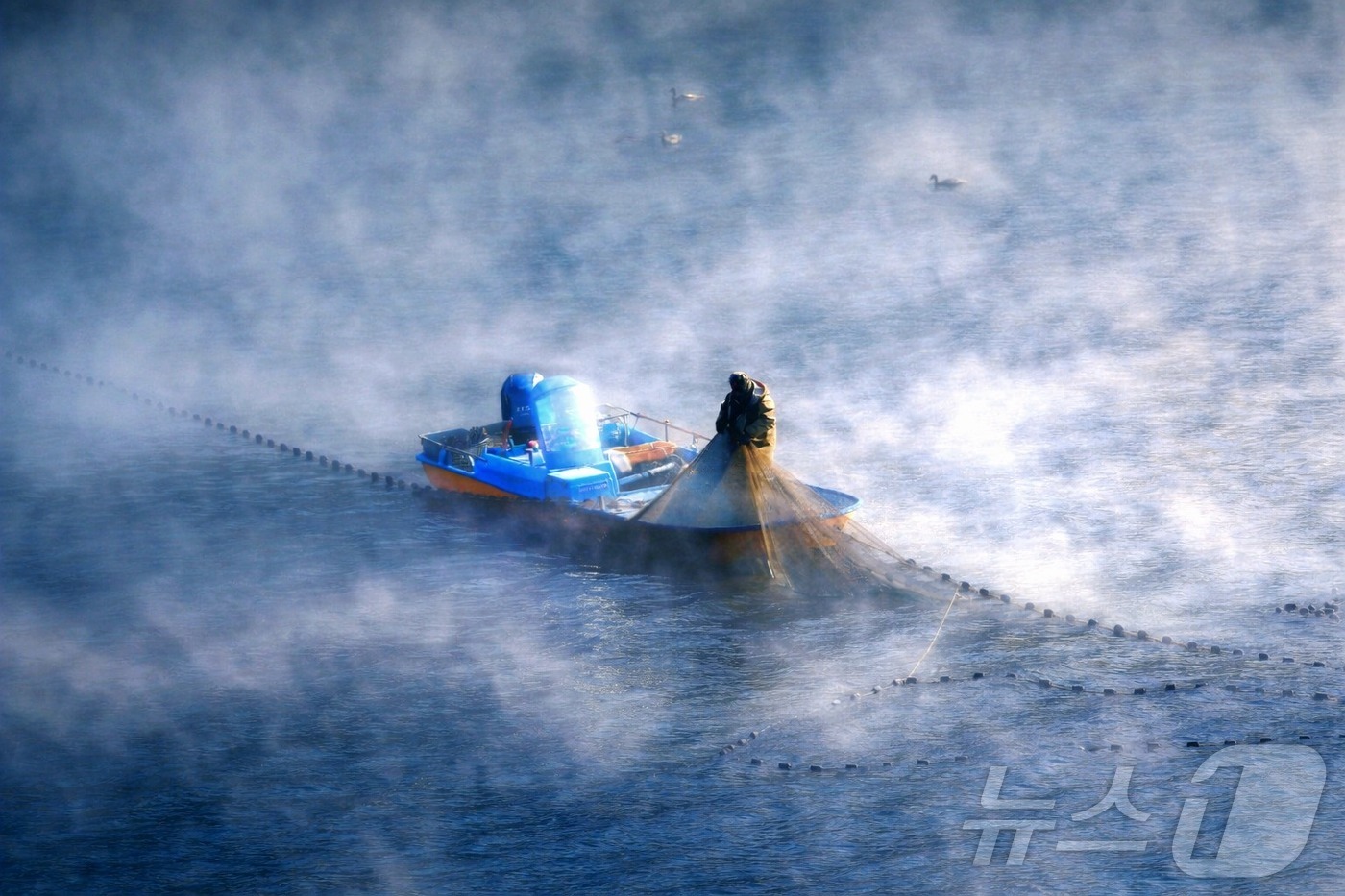 (인제=뉴스1) 한귀섭 기자 = 추위가 이어진 6일 오전 강원 인제군 소양호 일대에서 한 어부가 조업을 하고 있다.(인제군 제공, 재판매 및 DB금지) 2026.1.6/뉴스1