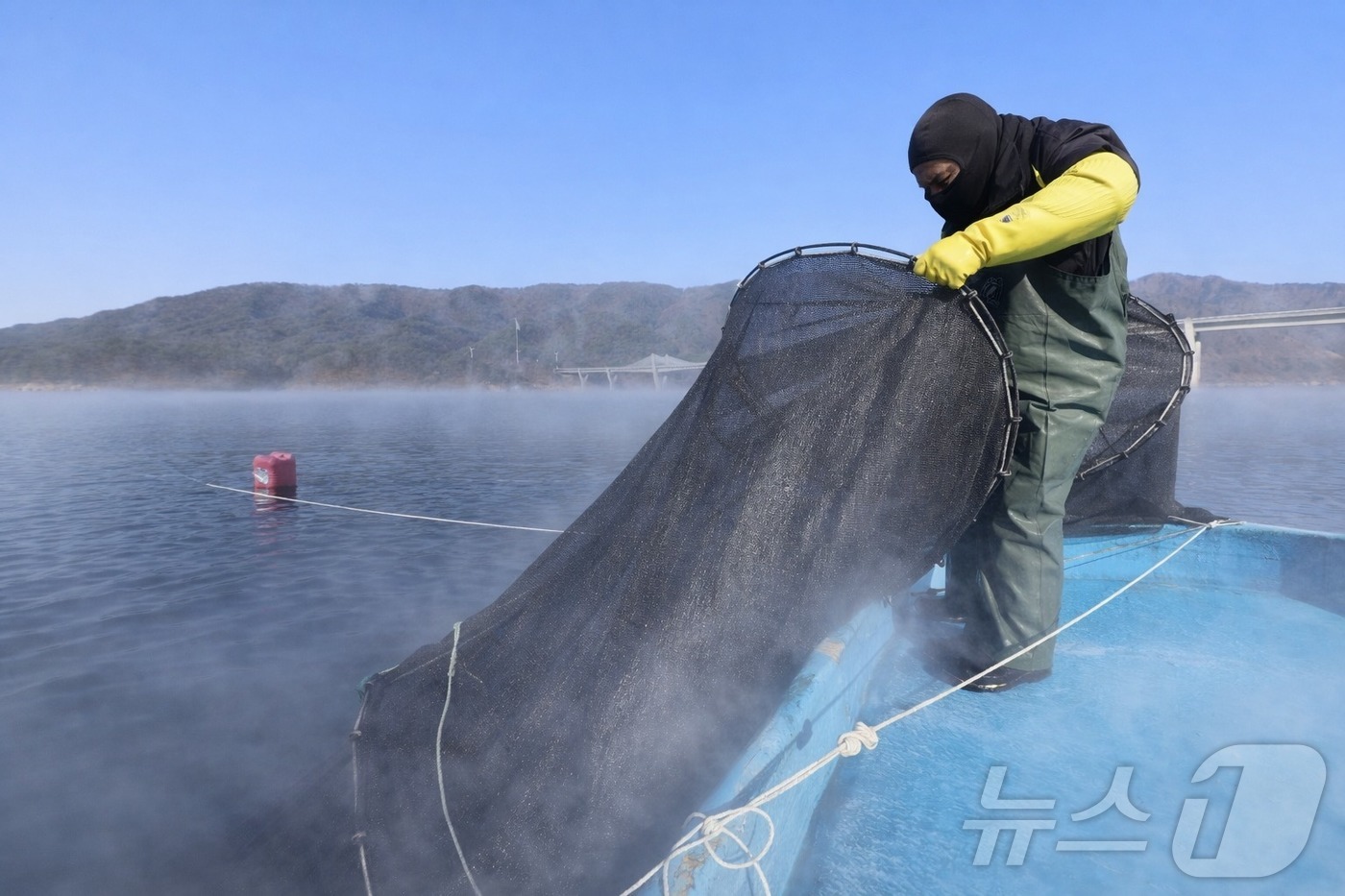 (인제=뉴스1) 한귀섭 기자 = 추위가 이어진 6일 오전 강원 인제군 소양호 일대에서 한 어부가 조업을 하고 있다.(인제군 제공, 재판매 및 DB금지) 2026.1.6/뉴스1