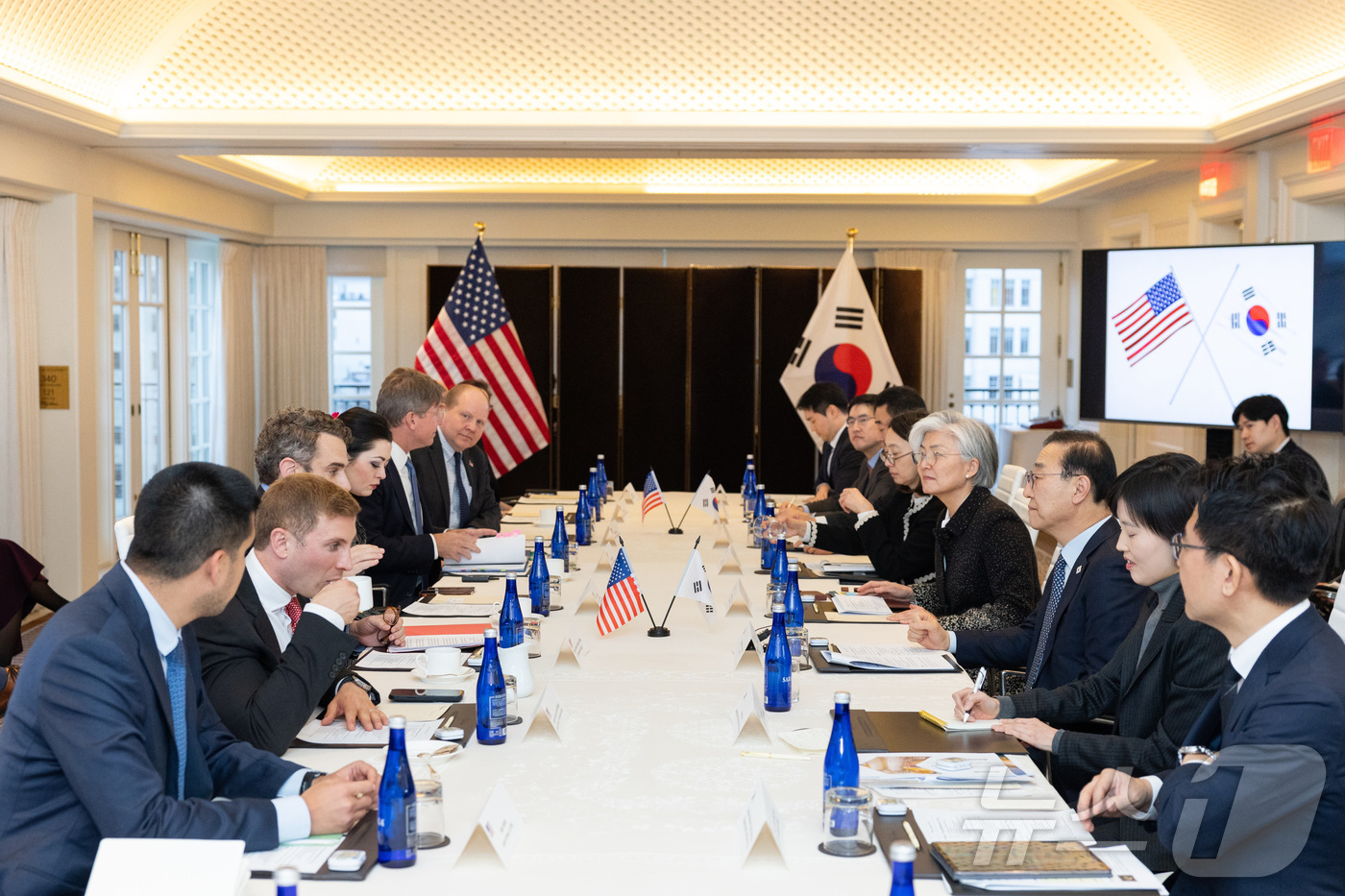 (서울=뉴스1) = 김윤덕 국토교통부 장관이 5일 오후(현지시간) 미국 워싱턴 D.C에서 제임스 댄리 에너지부 부장관과 면담을 하고 있다. (국토교통부 제공. 재판매 및 DB 금지 …