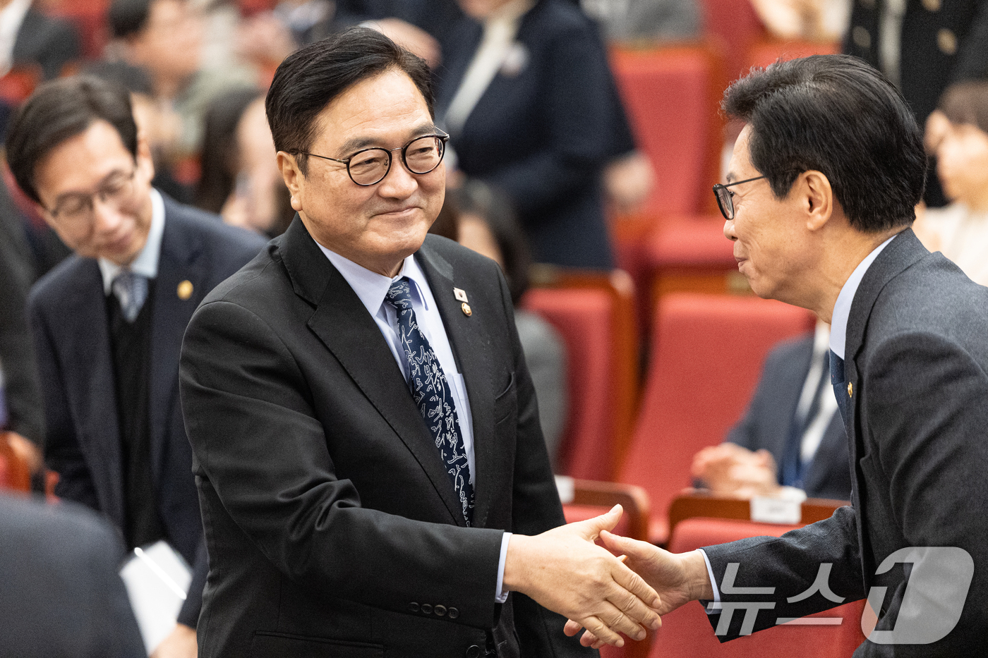 (서울=뉴스1) 이승배 기자 = 우원식 국회의장이 6일 서울 여의도 국회 도서관 대강당에서 열린 12.3 비상계엄 해제 2차 유공 특별포상 수여식에서 참석자들과 인사하고 있다. 2 …