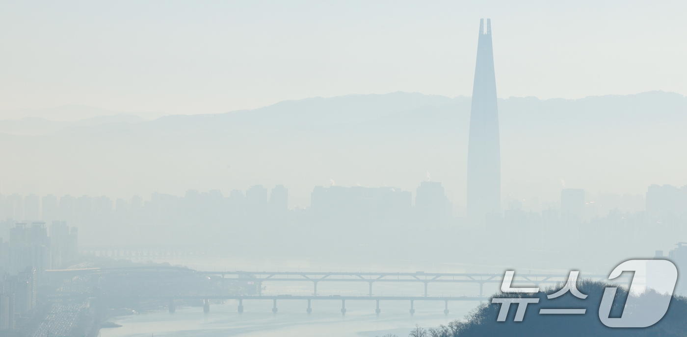 (서울=뉴스1) 안은나 기자 = 6일 서울 남산에서 바라본 롯데월드타워 인근에 연무가 짙게 깔려 있다. 2026.1.6/뉴스1