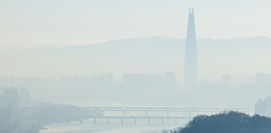 연무에 싸인 도심