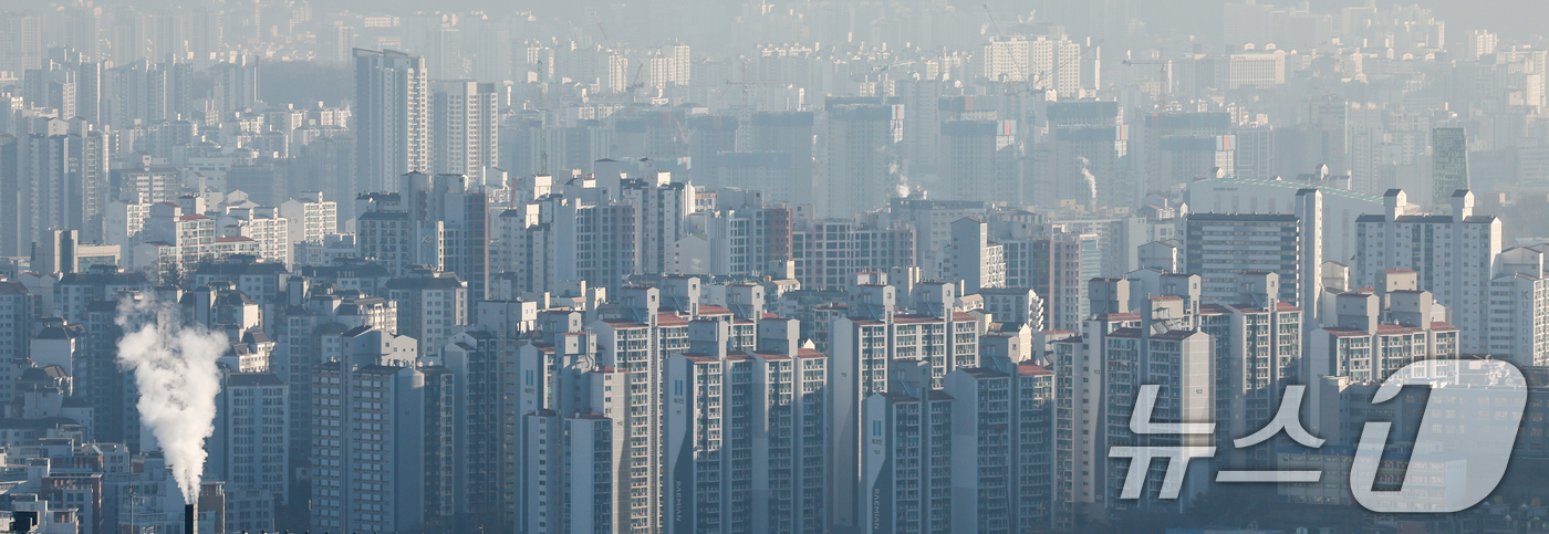 (서울=뉴스1) 안은나 기자 = 지난해말 기준 서울 아파트 매매 시가총액이 1832조 원을 넘어서며 역대 최대치를 기록했다. 사진은 6일 서울 남산에서 바라본 도심 아파트 단지.부 …