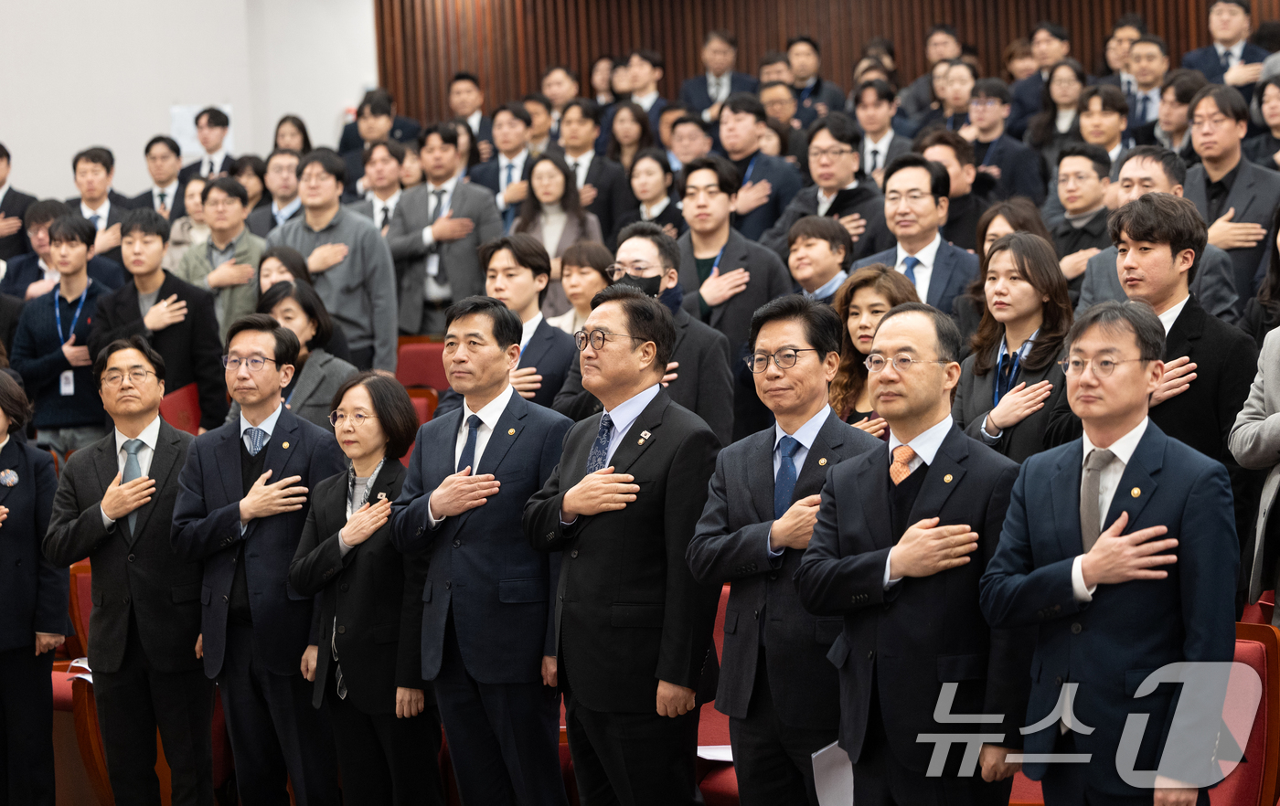 (서울=뉴스1) 이승배 기자 = 우원식 국회의장이 6일 서울 여의도 국회 도서관 대강당에서 열린 12.3 비상계엄 해제 2차 유공 특별포상 수여식에서 국민의례하고 있다. 2026. …